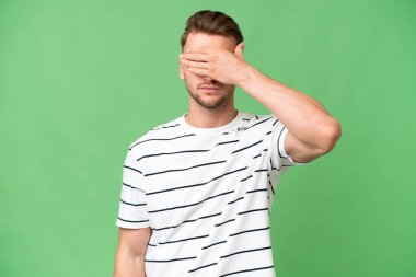 İzole bir geçmişi olan genç sarışın, beyaz bir adam elleriyle gözlerini kapatıyor. Bir şey görmek istemiyorum.