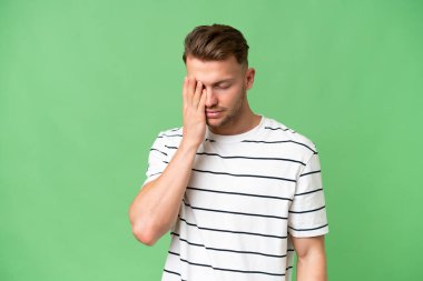 Sarışın, beyaz, soyutlanmış, başı ağrıyan bir adam.