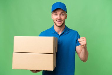 Teslimatçı beyaz adam tecrit edilmiş arka planda galibiyeti kutluyor.