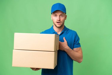 Teslimat için beyaz bir adam izole edilmiş. Şaşırmış ve şaşırmış.