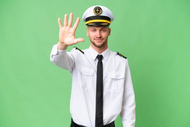 Uçak pilotu izole edilmiş arkaplanda beş parmaklı sayım yapıyor.