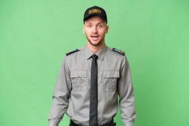 Yüzünde sürpriz ifade olan, izole edilmiş bir geçmişi olan beyaz bir adam.