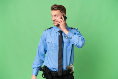 İzole edilmiş bir geçmişi olan genç bir polis cep telefonuyla sohbet ediyor.