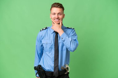 Soyutlanmış geçmişinde gülümseyen genç bir polis.