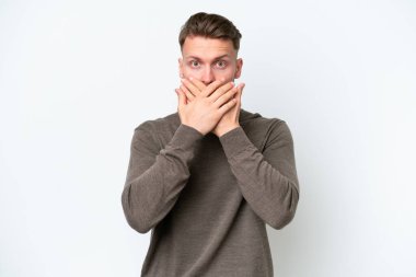 Beyaz arka planda izole edilmiş genç sarışın, elleri ve ağzı kapalı beyaz bir adam.