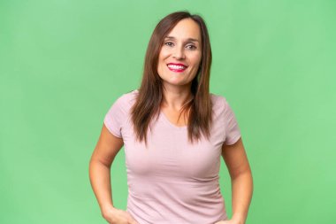 Orta yaşlı beyaz bir kadın izole bir geçmişle gülüyor.