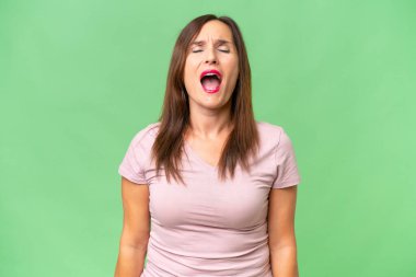 Orta yaşlı beyaz kadın izole edilmiş arka planda, ağzı açık bağırıyor.