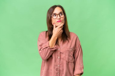 Soyutlanmış geçmişi olan orta yaşlı beyaz bir kadın. Şüpheleri var.