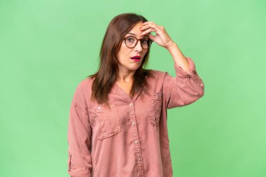 Orta yaşlı beyaz kadın, tecrit edilmiş geçmişine bakarak sürpriz jest yapıyor.