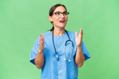 Yüzünde sürpriz bir ifade olan orta yaşlı bir hemşire.