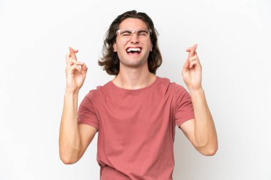 Genç yakışıklı adam beyaz arka planda izole edilmiş ve şans diliyor.