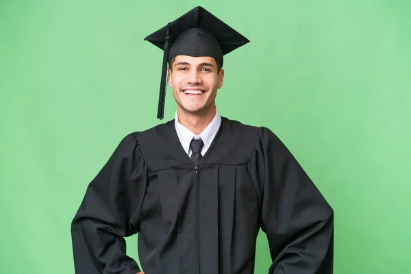 Νεαρός Απόφοιτος Πανεπιστημίου Καυκάσιος Άνδρας Πάνω Από Απομονωμένο Υπόβαθρο Ποζάροντας — Φωτογραφία Αρχείου