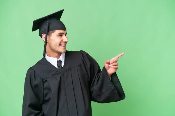 Jovem Universitário Graduado Caucasiano Homem Sobre Isolado Fundo Apontando Dedo — Fotografia de Stock