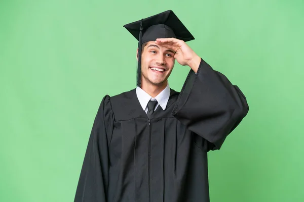 Jovem Universitário Graduado Caucasiano Homem Sobre Fundo Isolado Olhando Para — Fotografia de Stock