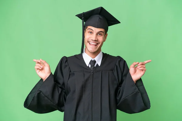 Jovem Universitário Graduado Caucasiano Homem Sobre Fundo Isolado Apontando Dedo — Fotografia de Stock