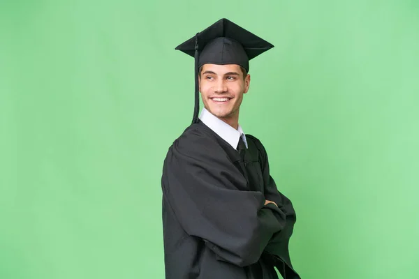 Ung Universitetsexamen Kaukasisk Man Över Isolerad Bakgrund Med Armarna Korsade — Stockfoto