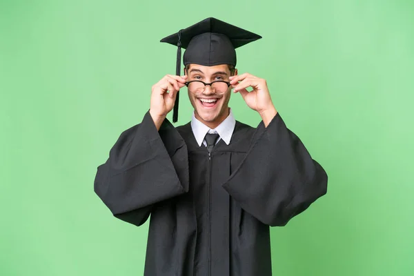 Jonge Universiteit Afgestudeerde Blanke Man Geïsoleerde Achtergrond Met Bril Verrast — Stockfoto