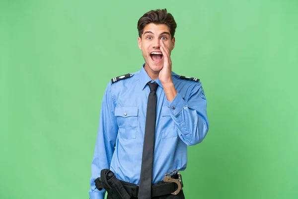 Молодой Полицейский Изолированном Фоне Удивлением Шокированным Выражением Лица — стоковое фото