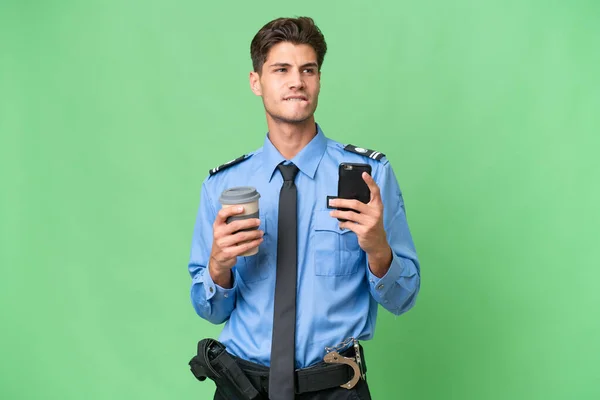 Jeune Policier Sur Fond Isolé Tenant Café Emporter Mobile Tout — Photo