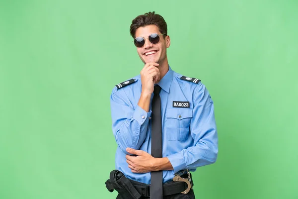 Jovem Policial Sobre Fundo Isolado Com Óculos Sorrindo — Fotografia de Stock