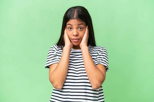 Giovane Donna Afroamericana Sfondo Isolato Frustrato Coprendo Orecchie — Foto Stock