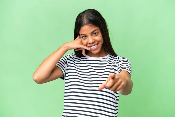 Jonge Afro Amerikaanse Vrouw Geïsoleerde Achtergrond Maken Telefoon Gebaar Wijzen — Stockfoto