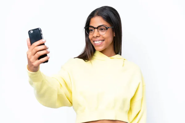 Jovem Afro Americana Isolada Fundo Branco Fazendo Uma Selfie — Fotografia de Stock