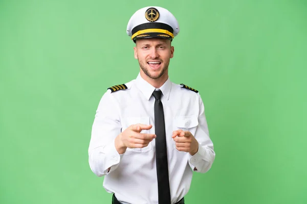 Flugzeugpilot Mann Über Isoliertem Hintergrund Zeigt Nach Vorne Und Lächelt — Stockfoto