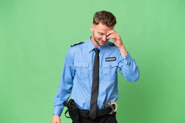 Genç Bir Polis Arka Planda Gülüyor — Stok fotoğraf