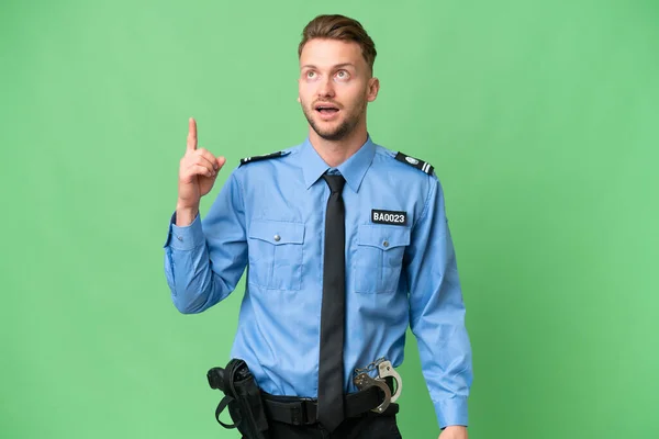 Junger Polizist Mit Isoliertem Hintergrund Zeigt Auf Und Überrascht — Stockfoto
