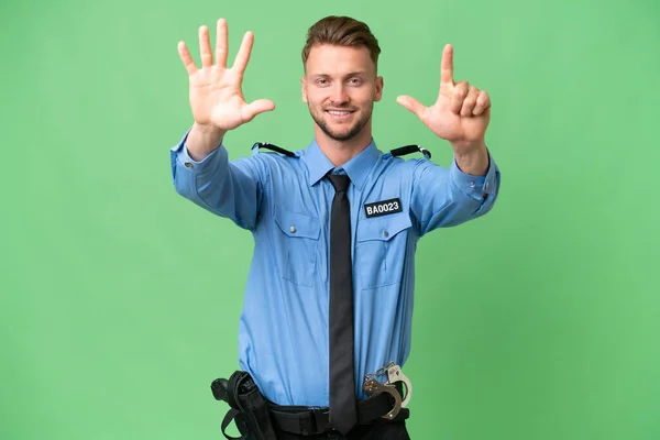 Jovem Policial Sobre Fundo Isolado Contando Sete Com Dedos — Fotografia de Stock