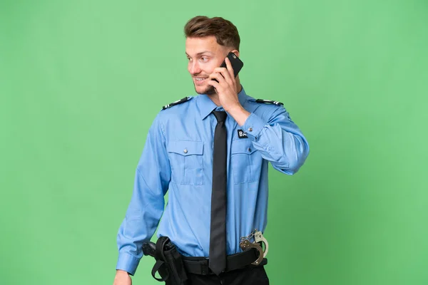 Jovem Policial Sobre Fundo Isolado Mantendo Uma Conversa Com Telefone — Fotografia de Stock