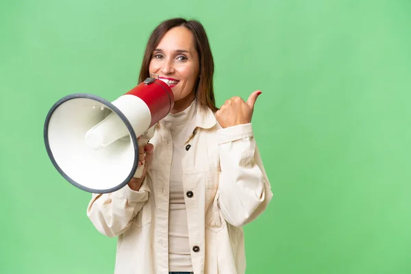 Middle Aged Caucasian Woman Isolated Background Shouting Megaphone Pointing Side — Stock Photo, Image