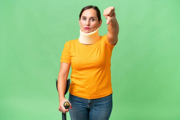 착용하고 중년의 코카서스 여성은 부정적 표현으로 엄지손가락을 아래로 내리고 — 스톡 사진