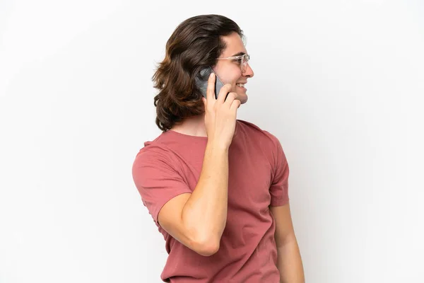Młody Przystojny Mężczyzna Odizolowany Białym Tle Prowadzenie Rozmowy Telefon Komórkowy — Zdjęcie stockowe