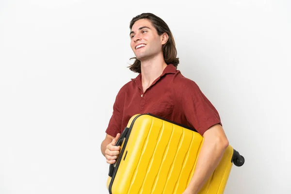 若いですハンサムな男隔離された上の白い背景で休暇で旅行スーツケース — ストック写真