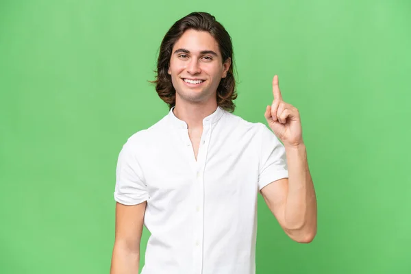 緑のクロマの背景に隔離された若い白人男性最高の兆候で指を見せ 持ち上げる — ストック写真