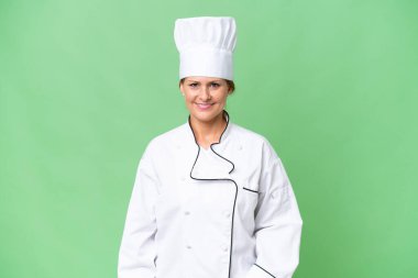 Orta yaşlı aşçı kadın izole bir geçmişle gülüyor.