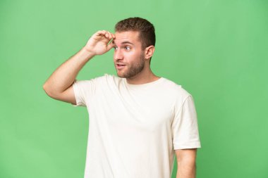 Yeşil krom arka planda izole edilmiş yakışıklı beyaz bir adam.