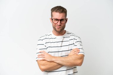 Beyaz arka planda izole edilmiş yakışıklı beyaz adam mutsuz bir ifadeyle