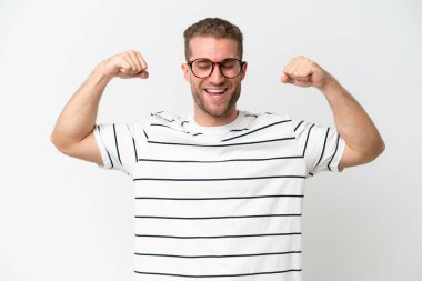 Beyaz arka planda izole edilmiş yakışıklı beyaz adam güçlü bir jest yapıyor.
