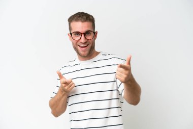 Beyaz arka planda izole edilmiş yakışıklı beyaz adam öne doğru bakıyor ve gülümsüyor.