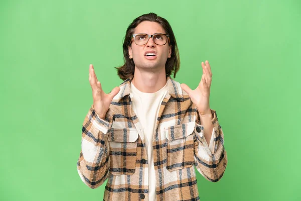 Young Caucasian Man Isolated Green Chroma Background Stressed Overwhelmed — Stock Photo, Image