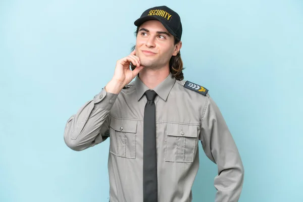 Young Safeguard Man Isolated Blue Background Thinking Idea While Looking — Stock Photo, Image