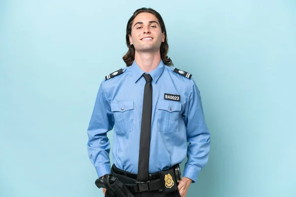 年轻的警察白人男子被隔离在蓝色背景的笑声中 — 图库照片