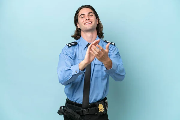 Young Police Caucasian Man Isolated Blue Background Applauding Presentation Conference — Stock Photo, Image