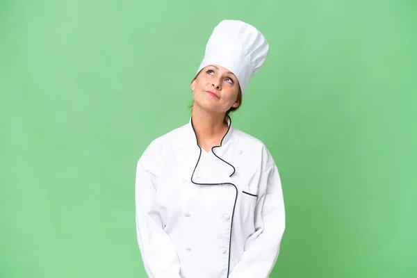 Chef Donna Mezza Età Sfondo Isolato Guardando Verso Alto Sorridendo — Foto Stock