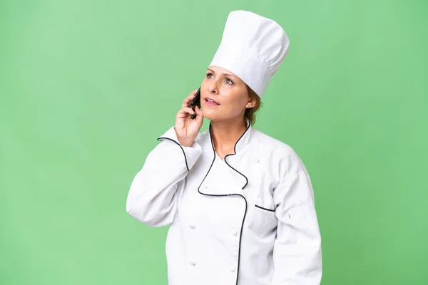 Chef Donna Mezza Età Sfondo Isolato Mantenendo Una Conversazione Con — Foto Stock