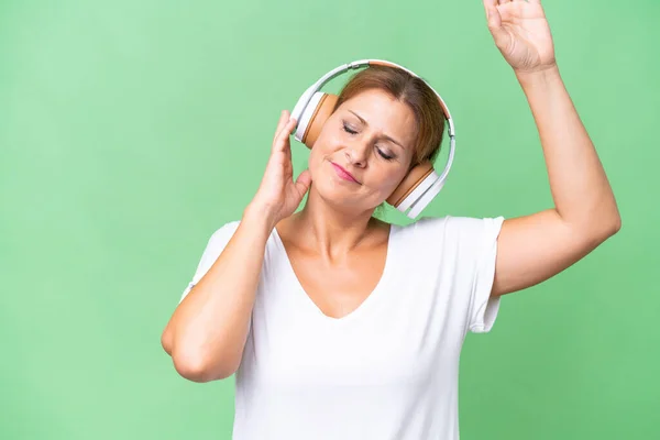 Mujer Caucásica Mediana Edad Sobre Fondo Aislado Escuchando Música Bailando — Foto de Stock