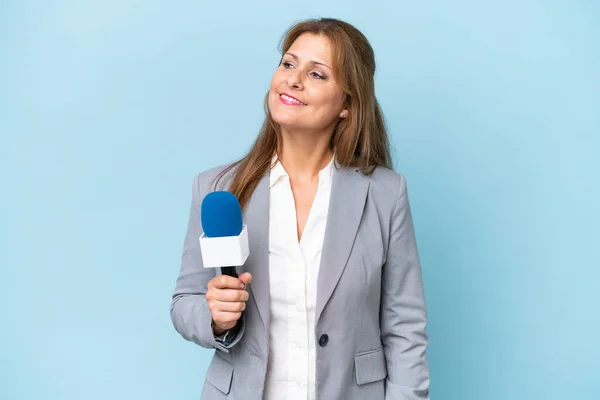Mujer Presentadora Televisión Mediana Edad Sobre Fondo Azul Aislado Mirando — Foto de Stock